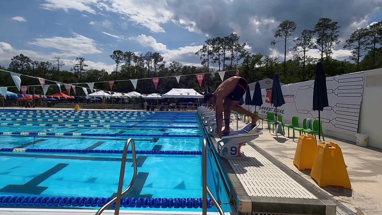 LINE source frame at 0.083 seconds in the forward swimming start.